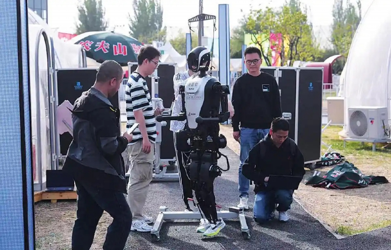 全球首个人形机器人半马4月19日开跑 机器人“跑团”备战正酣(图1)